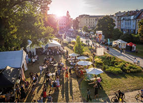 Podve ern atmosf ra na 49. Letn  filmov   kole v Uhersk m Hradi ti.